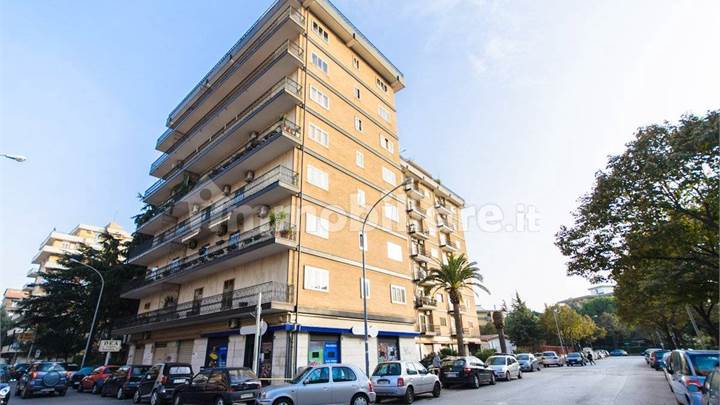 VIA CALVANESE MQ. 170 POSSIBILITA' DI BOX